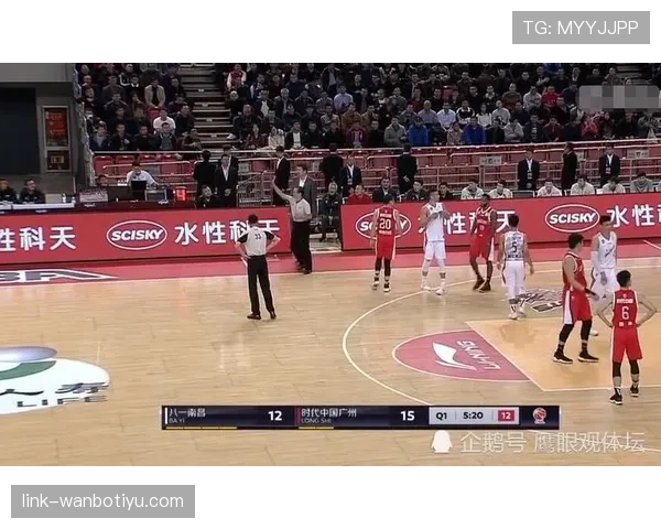 裁判为何在明显犯规下未吹罚？解析判罚争议中的规则盲区